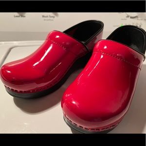 Dansko clogs - cherry red - patent leather - Womens 37 (7-7.5)